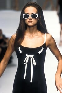 642212880_Valentino1996WomenRTW60.thumb.jpg.e62b77a13fa4bc08eceb67aee4ed9d2e.jpg