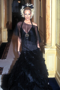 64752256_Chanel1996HauteCouture53.thumb.jpg.9d76aa2116093245031027ffb8c64e78.jpg