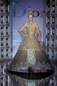 652635388_ChristianDior1996HauteCouture183.thumb.jpg.19bc55eea3eb49c37f9137b9fff49dea.jpg