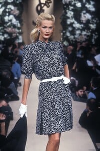 656472105_YvesSaintLaurent1996HauteCouture44.thumb.jpg.da493ba7f9d9da650d17ee96e0d50339.jpg