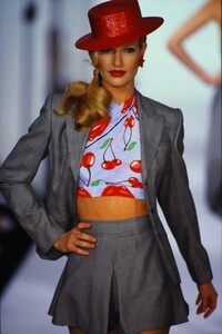 666026947_MarcJacobsSpring1995(13).thumb.jpg.3afbb14c25547ed0432a53ef0c952467.jpg