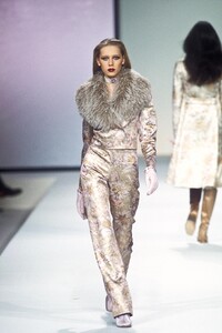 669046824_Valentino2000WomenRTW203.thumb.jpg.3ab6abe640fdd2d98e1f7a454ed077af.jpg