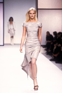 673096398_Valentino2000WomenRTW209.thumb.jpg.283a8e4ca719c9464deeb8c94f08cbd2.jpg