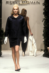 679594217_PierreBalmain1996HauteCouture15.thumb.jpg.49b358ee6d3ef6ab6da9ad7915260ae2.jpg