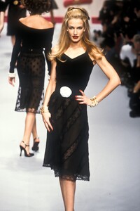 689205304_Chanel1995WomenRTW58.thumb.jpg.632aaee03840b731bfef79a04519263f.jpg