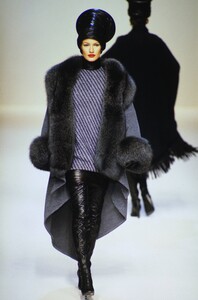 696069917_JeanLouisScherrerCoutureFall1994(2).thumb.jpg.405dc902f2376965f6e99bf6771c57ca.jpg