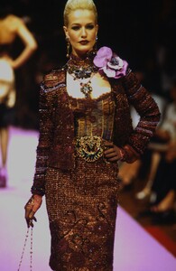 710636946_ChristianLacroixCoutureFall1995(3).thumb.jpg.fe9949026d2cda9263a2af3045011f90.jpg