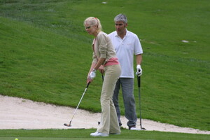 Claudia Schiffer jugando a gold en Camp de Mar.jpg