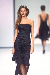 741111298_Valentino2000WomenRTW146.thumb.jpg.a3a65f8e8c9f85854ca6db09103e40c2.jpg