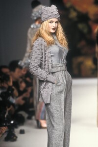 74191303_VivienneWestwood1995WomenRTW44.thumb.jpg.2396983bb79f3691750a64659b52da7c.jpg