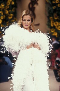 743163010_YvesSaintLaurent1994HauteCouture186.thumb.jpg.1ab3a791227cc157511f45dfec7bc1a9.jpg