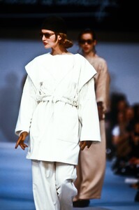 770344019_JeanCharlesdeCastelbajac1989WomenRTW36.thumb.jpg.57a172a88e55e9cc74822f5428aa355a.jpg