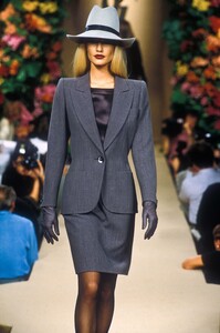 794879210_YvesSaintLaurent1996HauteCouture17.thumb.jpg.f2a4cfc1edaaf893aba84d587c991181.jpg