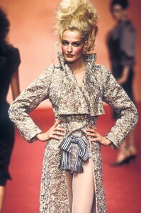 795711254_VivienneWestwood1997WomenRTW91.thumb.jpg.0b3f44992ad66d551ecc224a0d77df3f.jpg