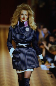 810176171_ChristianLacroixHauteCoutureFall1994(5).thumb.jpg.b8d6298fa94ccdd15dc31adeb05ee36c.jpg