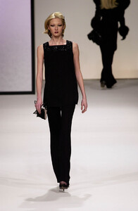 827023400_Valentino2000WomenRTW36.thumb.jpg.780c3ca87e04ebbf0093111ee525aed8.jpg