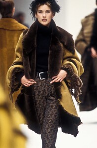 835640329_Fendi1993WomenRTW2.thumb.jpg.c455b4aa8fa73522b11a37f2ba18ab8d.jpg