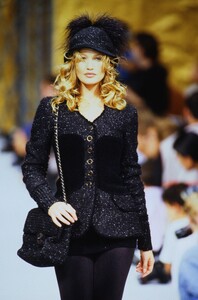 839259091_ChanelCoutureFall1993(5).thumb.jpg.54e2f6f5acadb142c2bf55f999bab26b.jpg