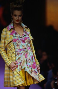 85854096_christian-lacroix-hc-ss-1994(5).thumb.jpg.d4bec206f54c7a06887c8689a6416cfa.jpg