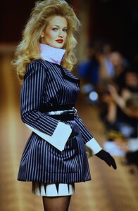 874946755_ChristianLacroixHauteCoutureFall1994(4).thumb.jpg.36690b8052c03b2d59b5f85c1dd8326f.jpg