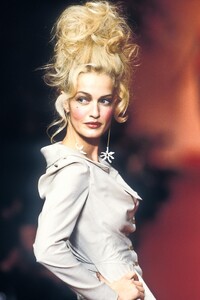 874975639_VivienneWestwood1997WomenRTW92.thumb.jpg.b45954e5ed5db0d238531b7065bc4b29.jpg