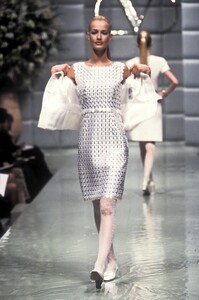 876118461_Valentino1996HauteCouture8.thumb.jpg.b146eaebd0b0cdba05d5e6d65d12b468.jpg