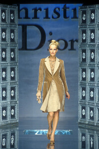 877294046_ChristianDior1996HauteCouture82.thumb.jpg.d422f84163a6e3d1be56666e18b4f5a7.jpg