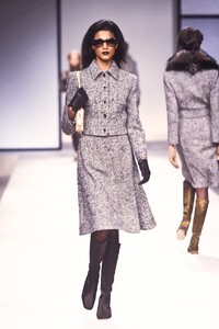 908978801_Valentino2000WomenRTW128.thumb.jpg.85a364d7def1a97665d66e14e1e9f249.jpg