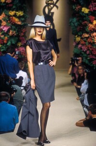 909718905_YvesSaintLaurent1996HauteCouture19.thumb.jpg.605f7e0da9fa6c6f4763308359245c61.jpg