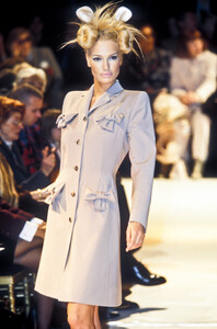 912511015_Givenchy1996HauteCouture15.thumb.jpg.e05d4835ad3f0601c13cbdbb6ae5208a.jpg