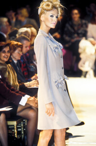 920136536_Givenchy1996HauteCouture17.thumb.jpg.1d749e4d19b828118a5a741d57e1dda9.jpg