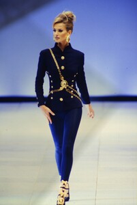 940016417_versace-ss-1992(2).thumb.jpg.6d7af34b4170ff4ea65c57f6a52faa36.jpg