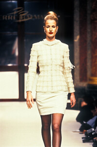 947337343_PierreBalmain1994HauteCouture22.thumb.jpg.5a91335344cd9684c50e595e01fb87e0.jpg