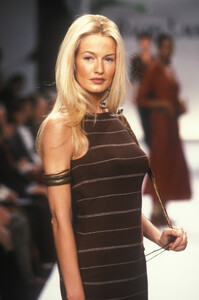 958930868_RalphLaurenSpring19979.thumb.jpg.a3e774d352af918e37d237fe25763548.jpg