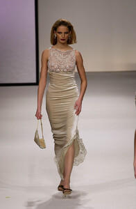 963494161_Valentino2000WomenRTW63.thumb.jpg.0350b0ed62acdb653d406f9172a6e91b.jpg