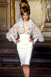 964543040_Givenchy1997HauteCouture44.thumb.jpg.985d3a721f58e5874bbe058497305a65.jpg