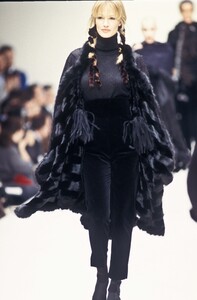 98717083_Fendi1993WomenRTW101.thumb.jpg.4a68dba3796f69ff2b97abbd33ef4462.jpg