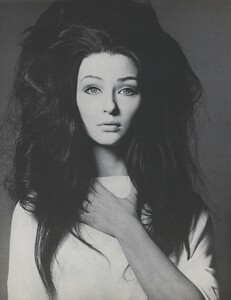 Allure_Stern_US_Vogue_October_1st_1965_01.thumb.jpg.8eb5cd9c4172fcc19d80cc64f166ce59.jpg