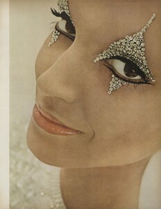 Beauty_US_Vogue_October_1st_1965_02.thumb.jpg.1cc5b05bdb8e6e467927c560591759f2.jpg