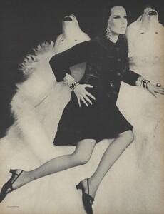 Belle_Newton_US_Vogue_October_1st_1965_04.thumb.jpg.19f36abda480c1ab0c76b1dfeecea601.jpg