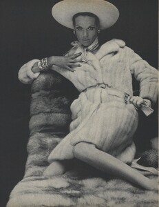 Belle_Newton_US_Vogue_October_1st_1965_07.thumb.jpg.babcf31cf317f22c650822064a5f7e69.jpg