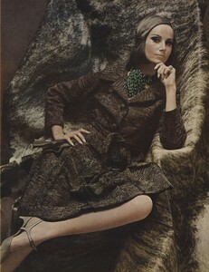 Belle_Newton_US_Vogue_October_1st_1965_10.thumb.jpg.23650eef574cc14959a63ddbb1113e0f.jpg