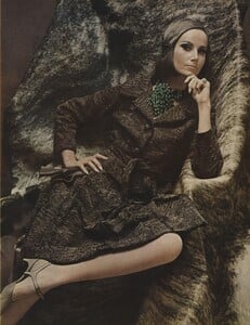 Belle_Newton_US_Vogue_October_1st_1965_10.thumb.jpg.5d1607ea03bf433d938ab339b9c2b58e.jpg
