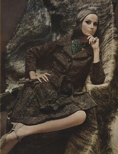 Belle_Newton_US_Vogue_October_1st_1965_10.thumb.jpg.b59b1d8d6a1dfee8950c8fcb7897ce49.jpg