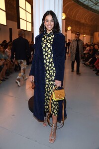 Bruna-Marquezine---Chloe-Womenswear-SS-2020-Show-at-Paris-Fashion-Week-01.jpg