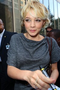 Carey-Mulligan-Promoting-Never-Let-Me-Go-New-York-2010-09-19-183000.jpg