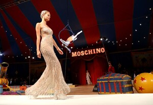 Cayley-King_-Moschino-Runway-Show-SS-2019--01.thumb.jpg.0c0cb29e5cdf13bc53a3fe3e36f024e6.jpg