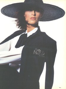 Close_Up_Penn_US_Vogue_February_1987_02.thumb.jpg.1d8bc98cc22b50db59dd52ad22868cc0.jpg