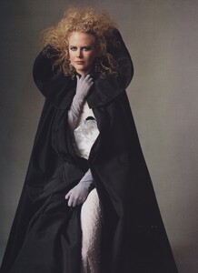 Costume_Penn_US_Vogue_May_2004_04.thumb.jpg.c1983f00940fe84e3bc5b287b1110658.jpg