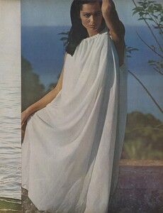 DL_Stern_US_Vogue_July_1965_04.thumb.jpg.c3000a507d5ba5e77b5215df35c6a43c.jpg